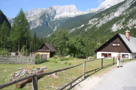 In bocht 47 zijn we uitgestapt om naar het begin van de Soca rivier te lopen